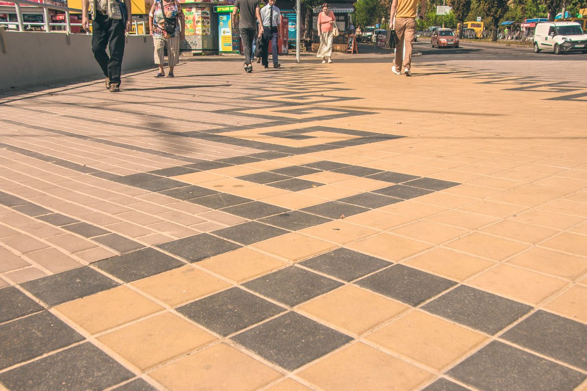 На тротуаре выложили плитку