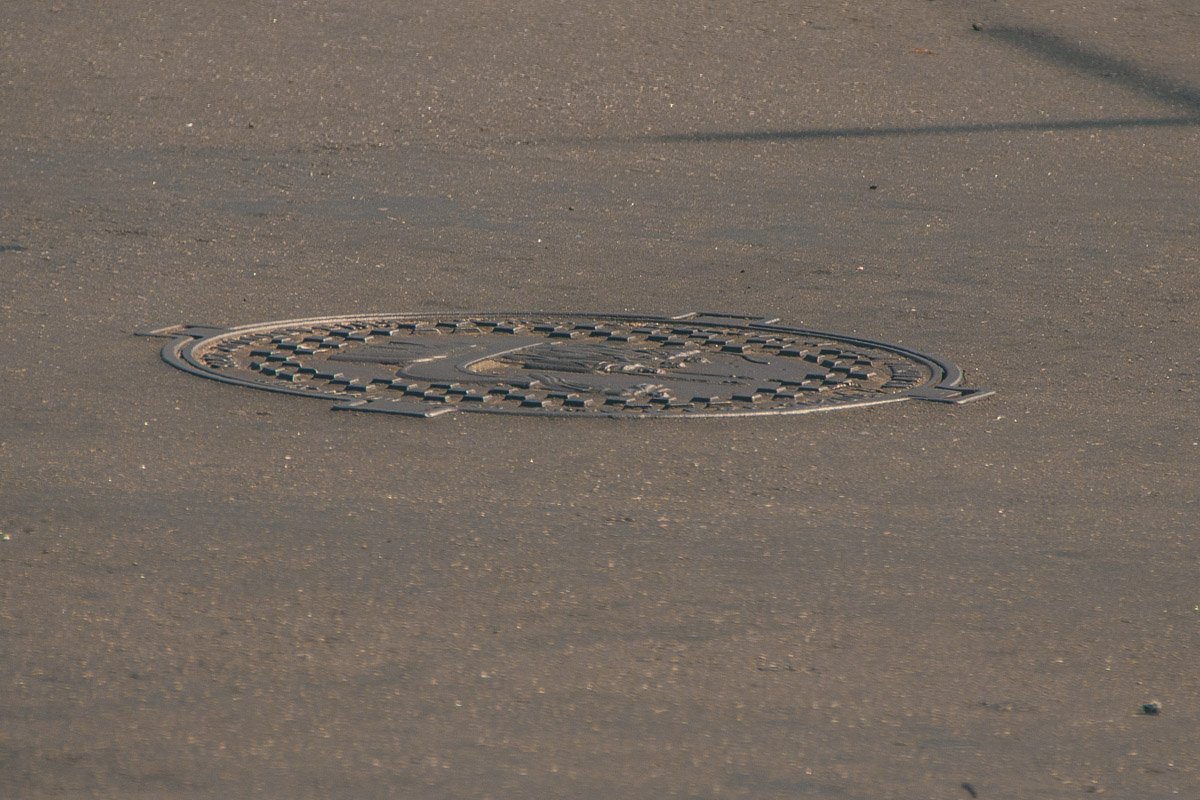 Люки не "вылазят" из асфальта
