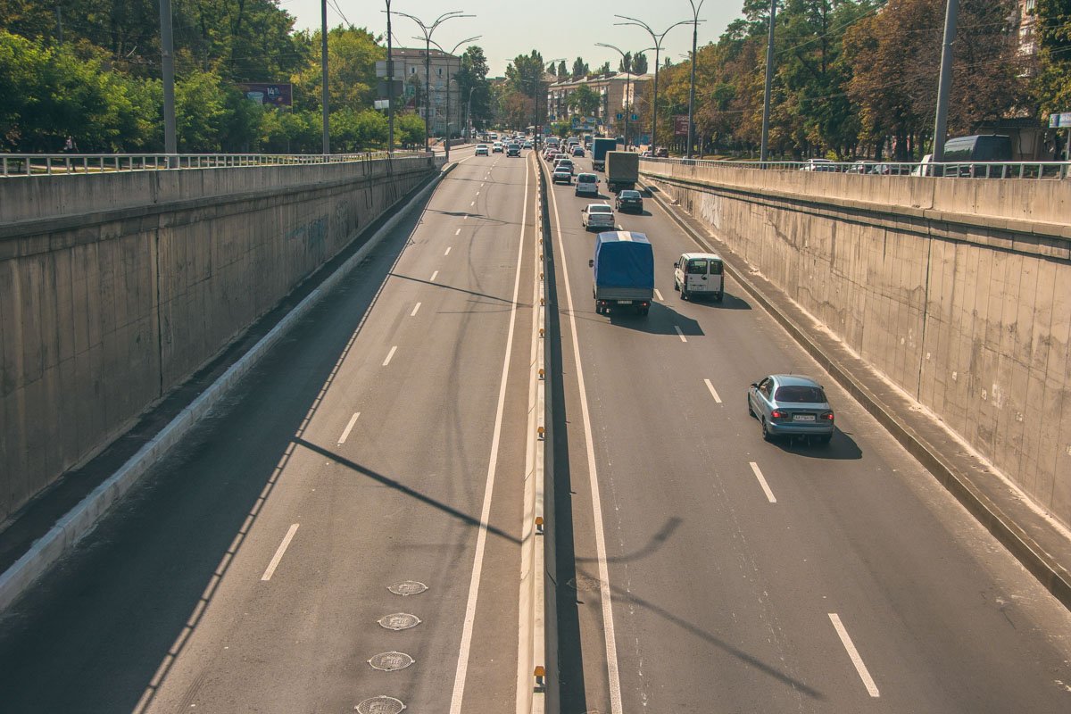 Сейчас коммунальные службы продолжают ремонт балок пролетных строений