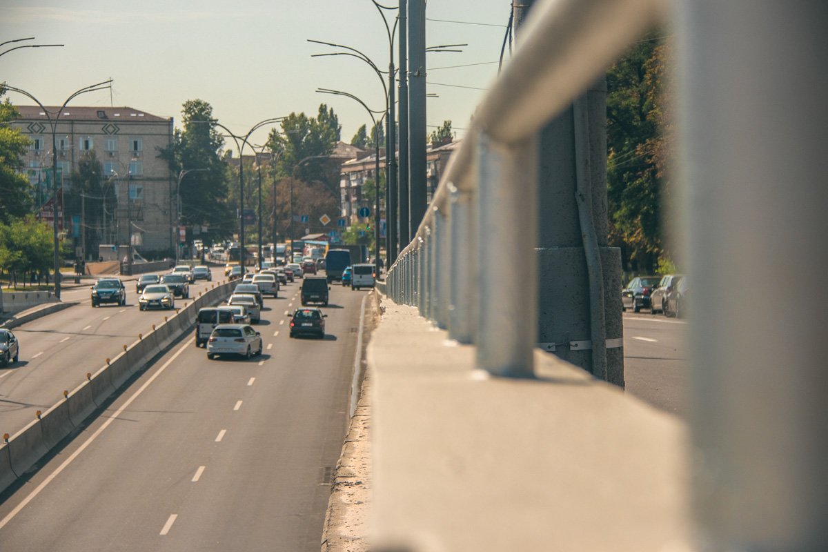 Также устраивают фундамент пешеходного ограждения и кабельных колодцев