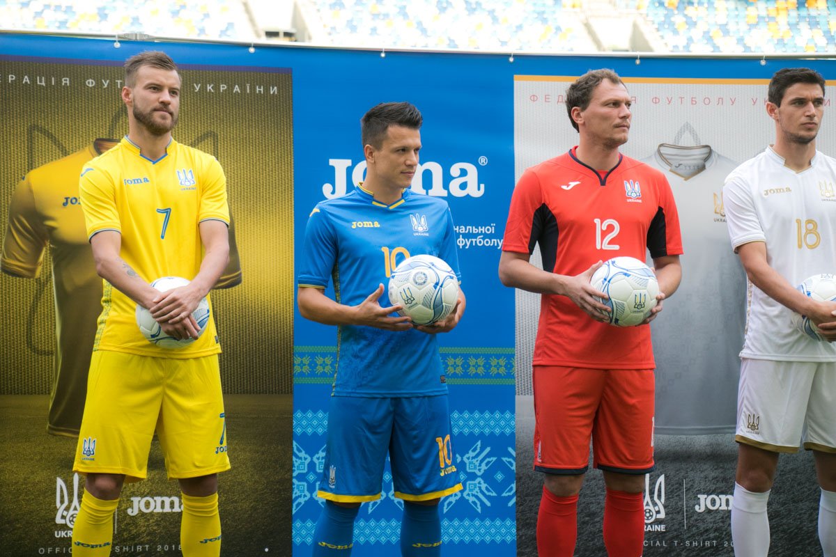 Первый комплект — желтый с синими деталями Первый комплект — желтый с синими деталями