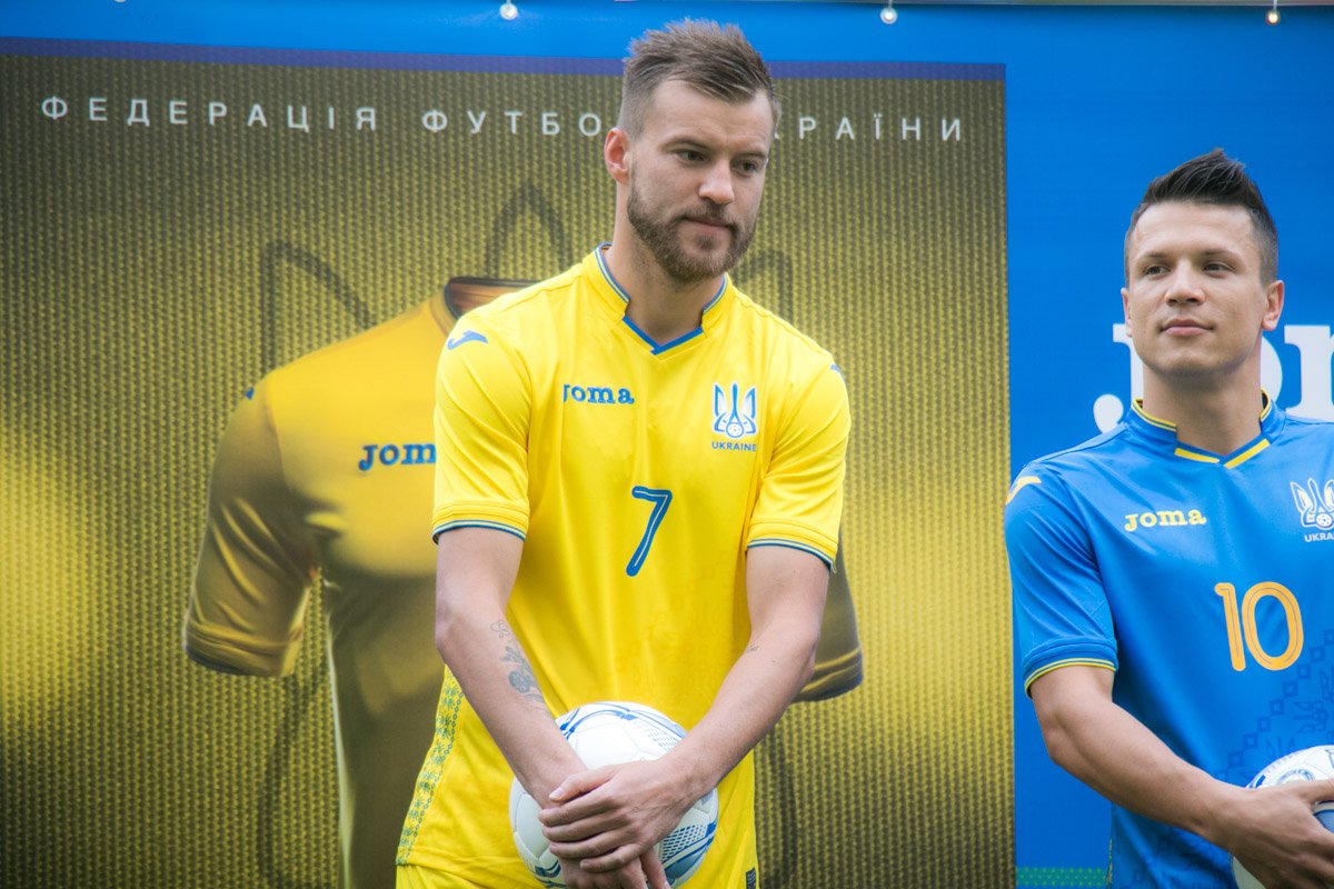 Второй комплект — синий с желтыми деталями Второй комплект — синий с желтыми деталями