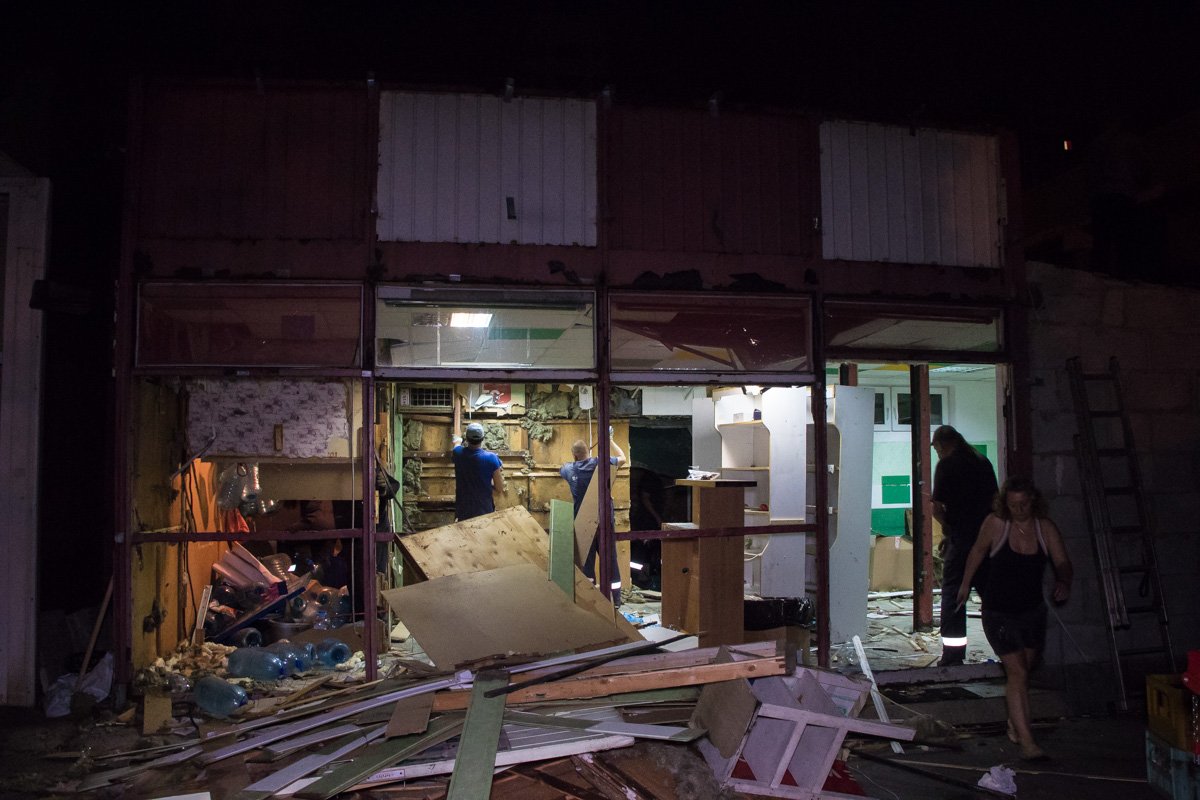 Сотрудники коммунального предприятия "Киевблагоустройство" демонтировали киоск по продаже пива и другой алкогольной продукции Сотрудники коммунального предприятия "Киевблагоустройство" демонтировали киоск по продаже пива и другой алкогольной продукции