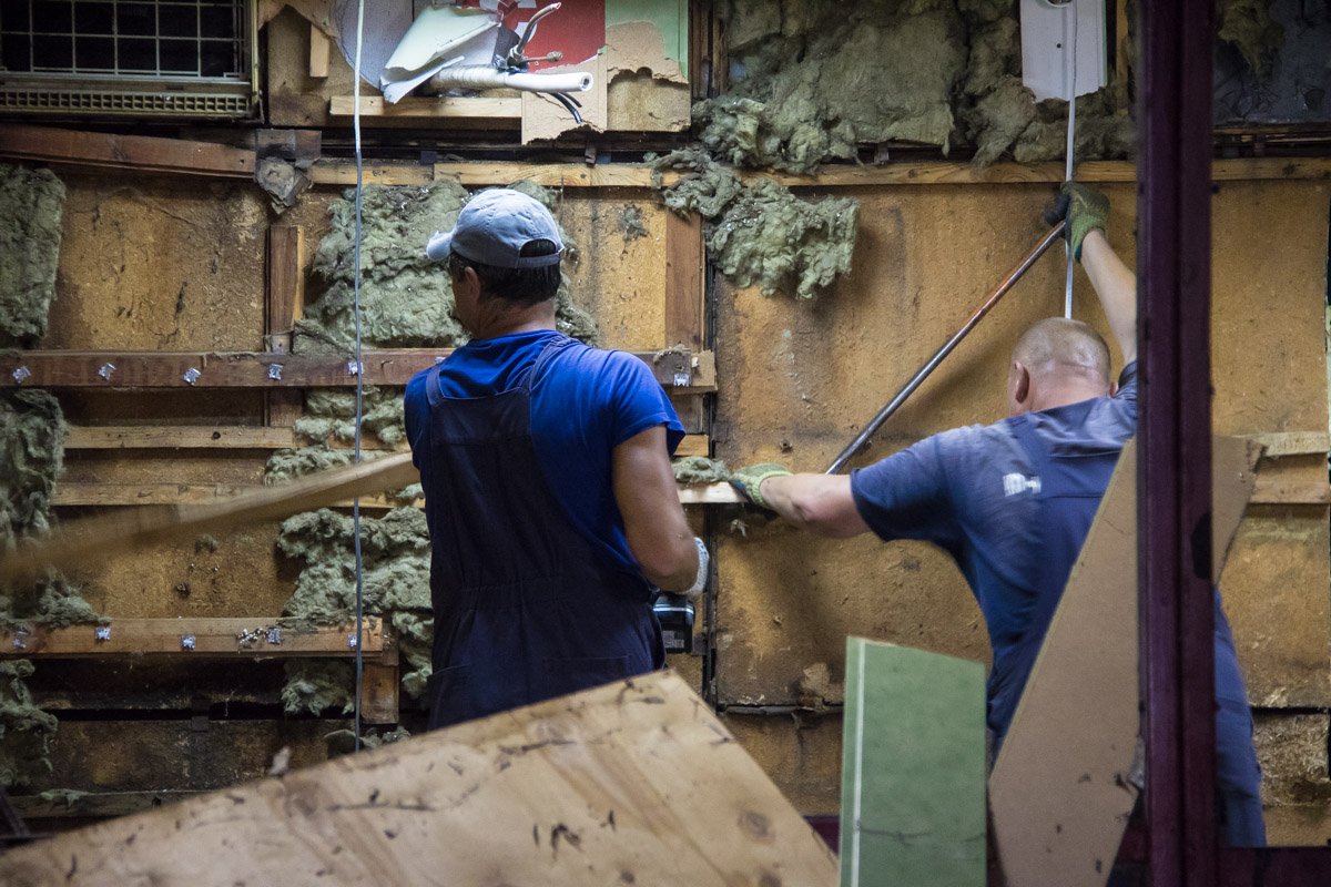 На место демонтажа стянули большие силы полиции На место демонтажа стянули большие силы полиции