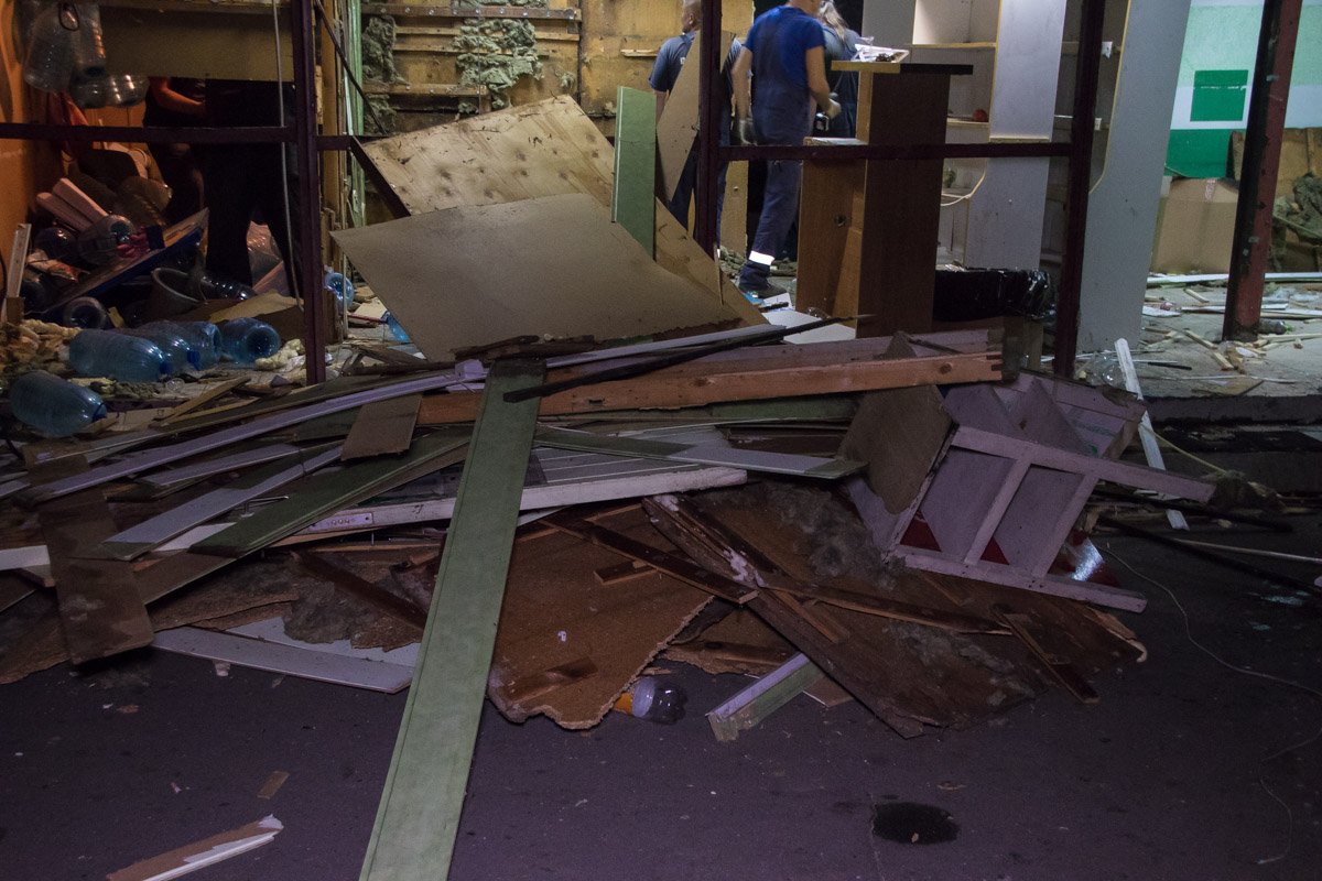 Работы по сносу ларька начались около 00:10 Работы по сносу ларька начались около 00:10