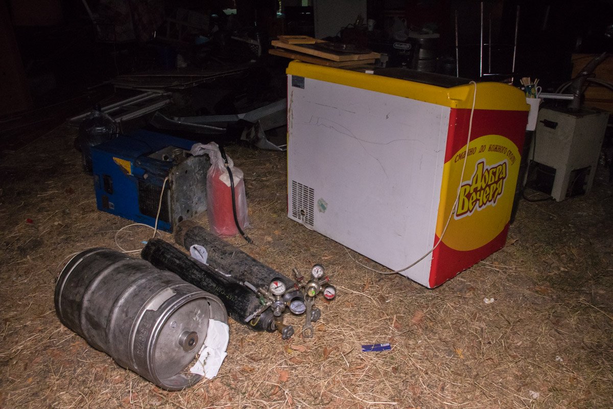 Во время демонтажа полиция обнаружила, что кроме пива, в ларьке из-под полы торговали крепкими алкогольными напитками Во время демонтажа полиция обнаружила, что кроме пива, в ларьке из-под полы торговали крепкими алкогольными напитками