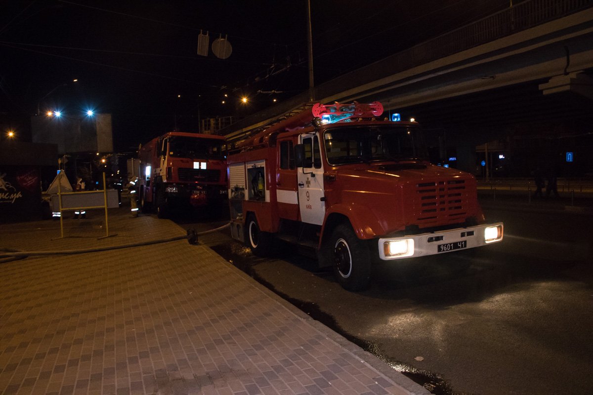 Чтобы потушить пламя, спасателям пришлось разбирать крышу заведения