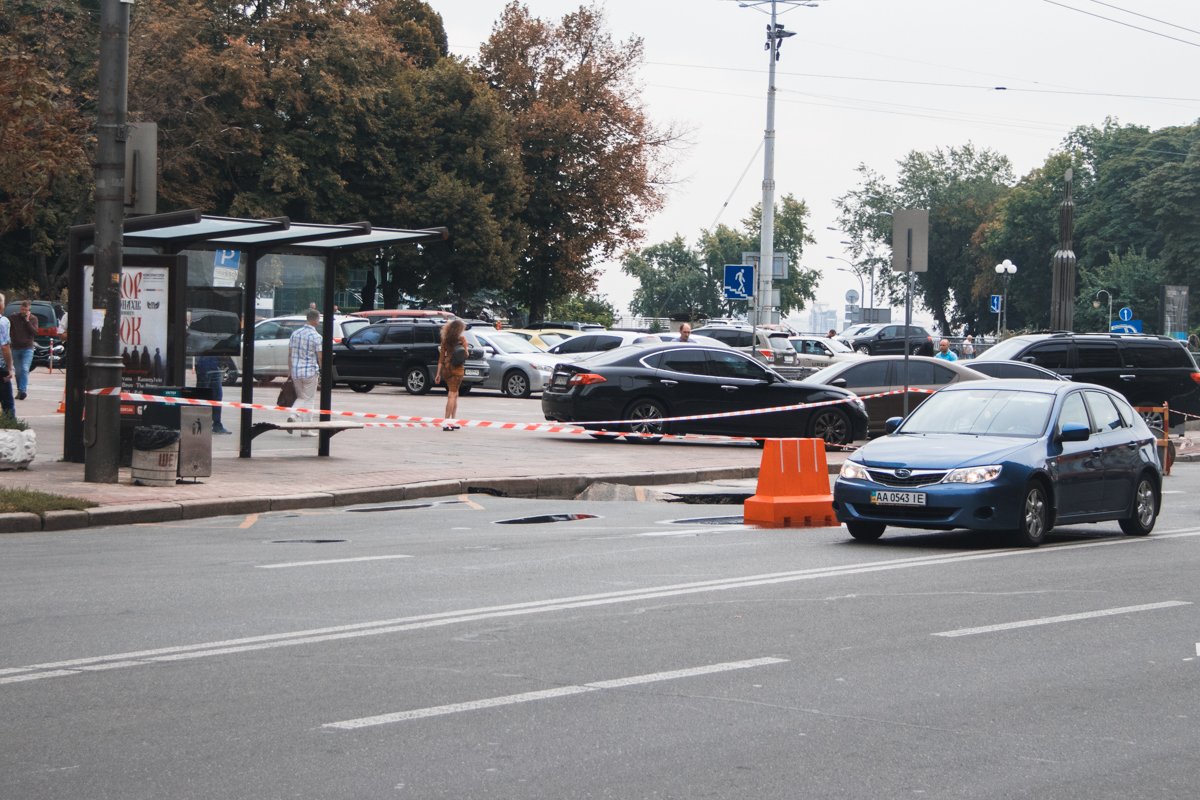 Утром 5 сентября в Киеве на улице Иванна Мазепы образовалась яма Утром 5 сентября в Киеве на улице Иванна Мазепы образовалась яма