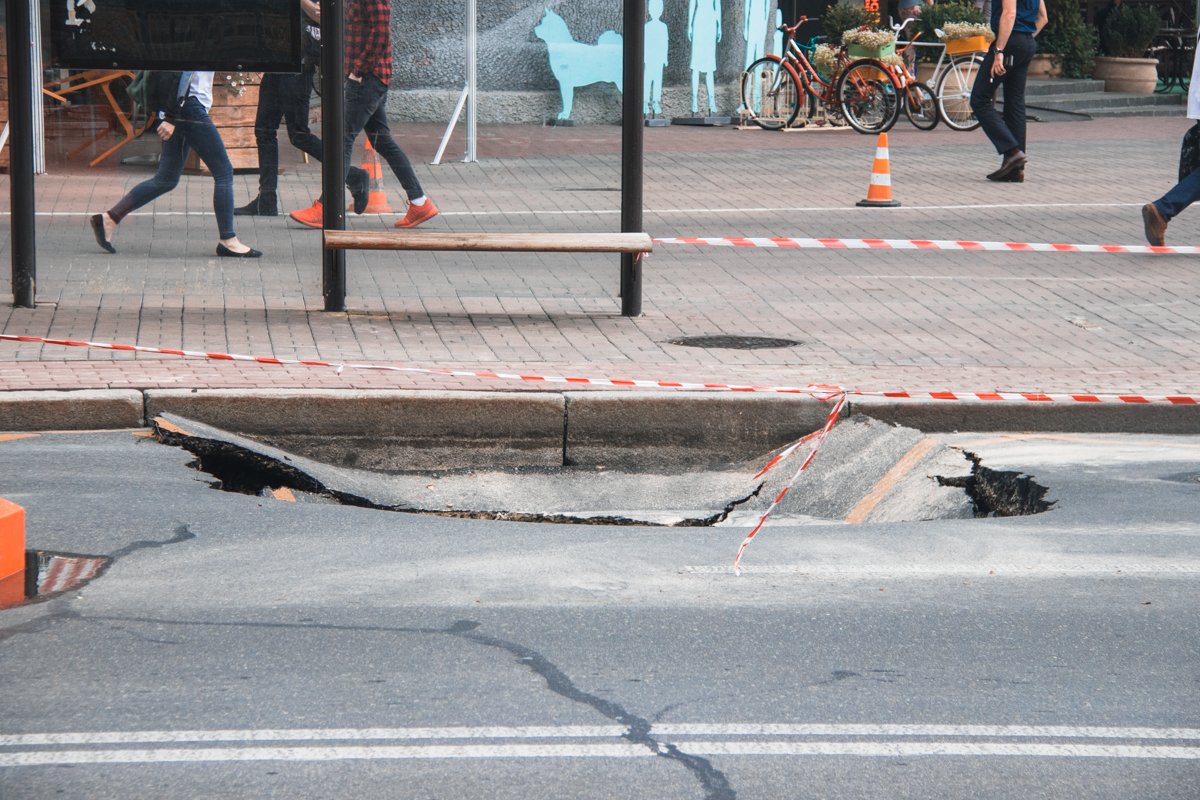 Это связано с прорывом водонесущих коммуникаций Это связано с прорывом водонесущих коммуникаций