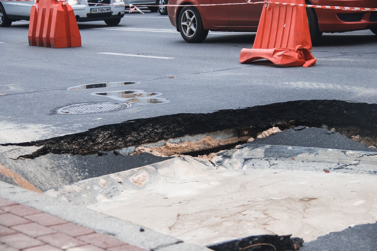 Коммунальщики оградили место провала Коммунальщики оградили место провала