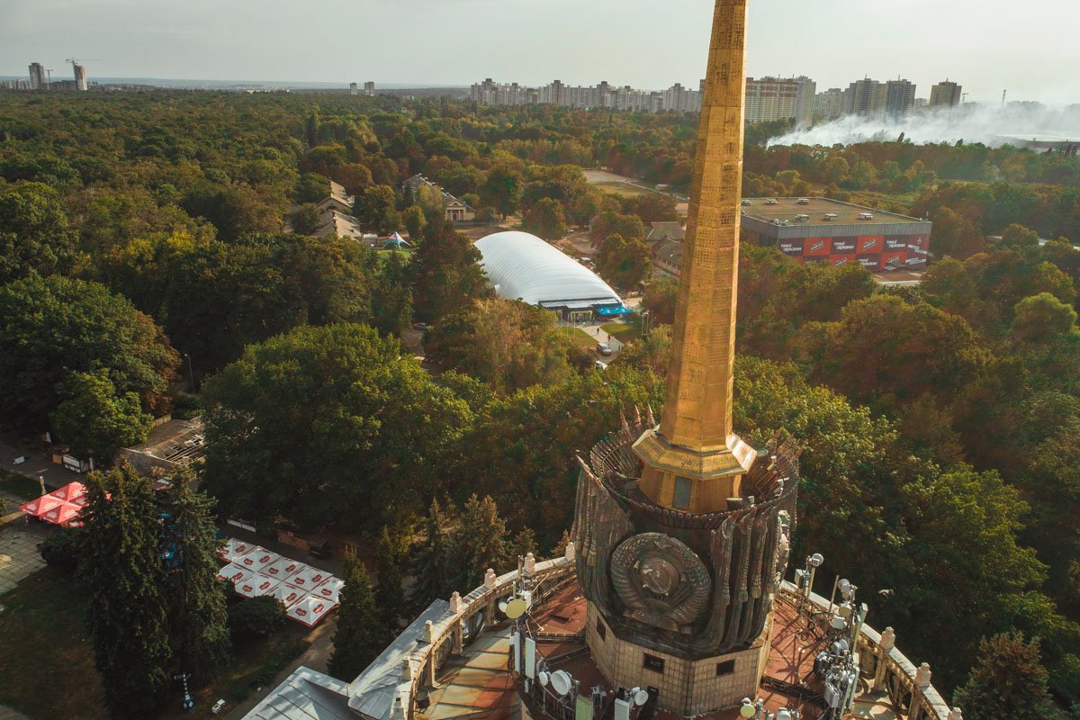 Крытая ледовая арена расположена за веревочным парком SkyPark