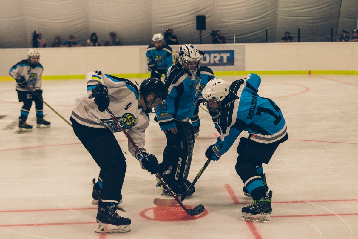 Каток построен согласно международным стандартам для проведения матчей и соревнований на льду