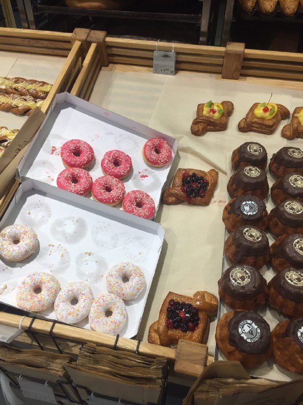 Спустя время, переговоры извинения и обещания ситуация не изменилась: выпечка со следами тараканов продолжает лежать 