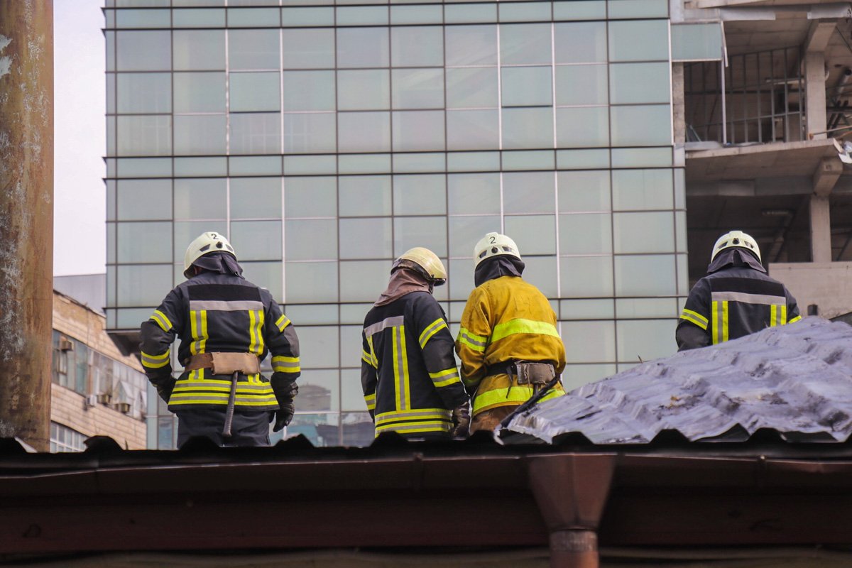 Огонь охватил крышу здания