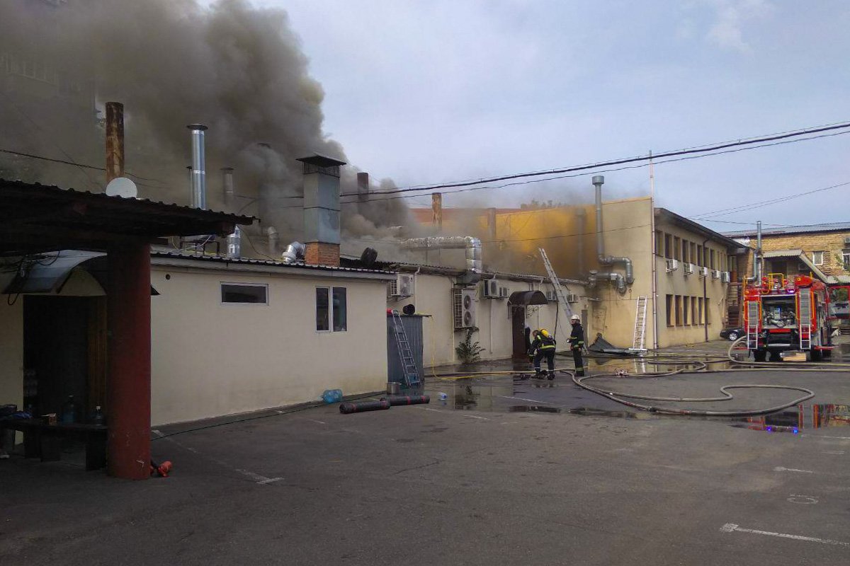 Клубы дыма окутали улицу