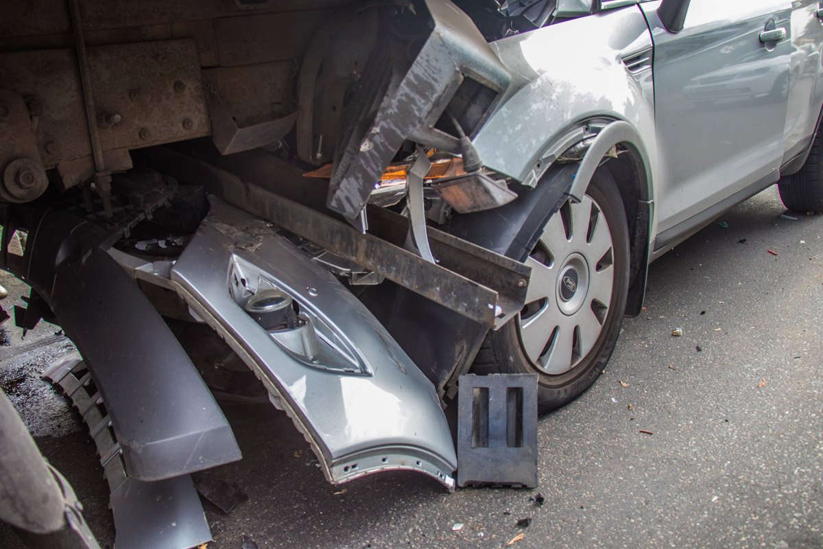 По неизвестной причине, девушка-водитель Ford протаранила сзади грузовик