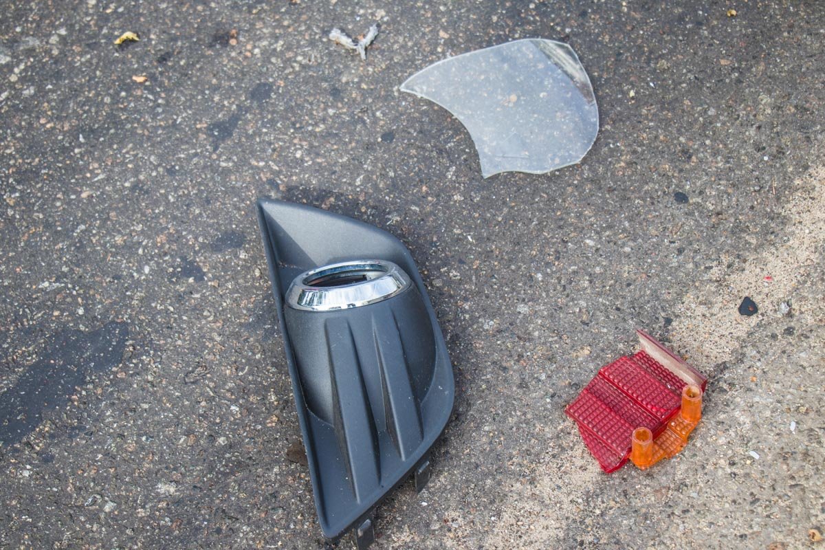  После оформления происшествия, владелец грузовика самостоятельно убрал разлетевшиеся на дороге детали машин и уехал