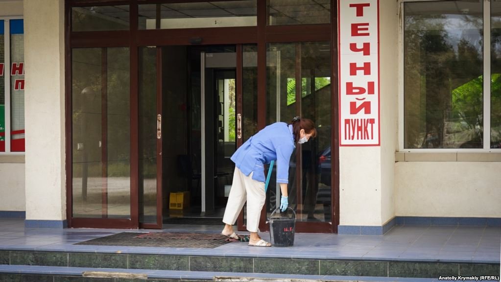 Коммунальные службы Армянска продолжают дезинфицировать город. Фото: Анатолий Крымский Коммунальные службы Армянска продолжают дезинфицировать город. Фото: Анатолий Крымский