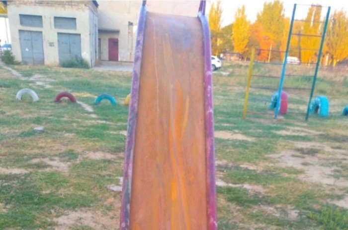 Тот самый ржавый налет на детской горке в Армянске. Фото местных жителей Тот самый ржавый налет на детской горке в Армянске. Фото местных жителей