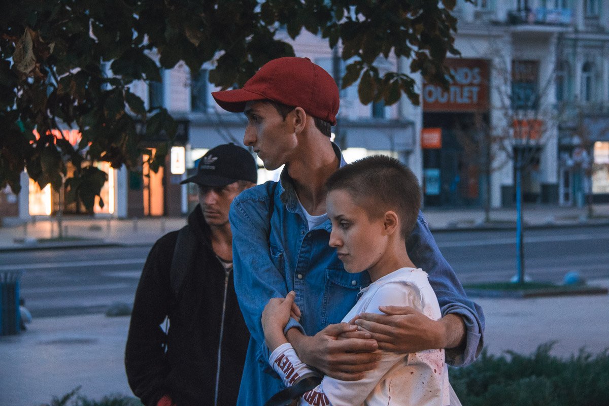 В Киеве на Крещатике толпа подростков подрезала гея за его ориентацию
