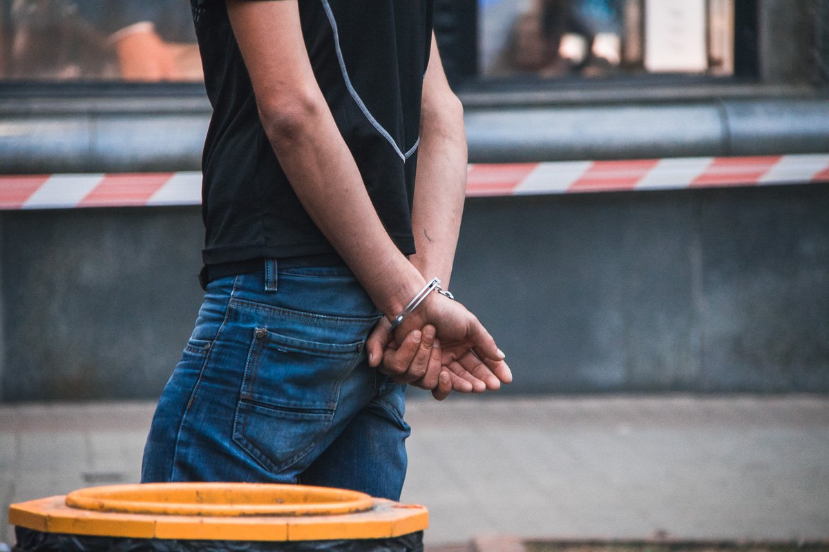 Увидев правоохранителей, подростки принялись выбрасывать все вещественные доказательства Увидев правоохранителей, подростки принялись выбрасывать все вещественные доказательства