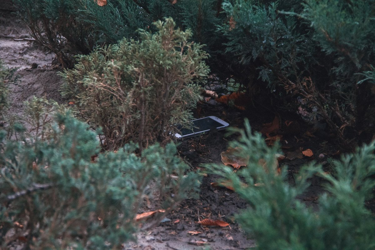 Один нож они выбросили в клумбу, второй - в урну рядом с лавочкой, а украденный телефон - в кусты Один нож они выбросили в клумбу, второй - в урну рядом с лавочкой, а украденный телефон - в кусты