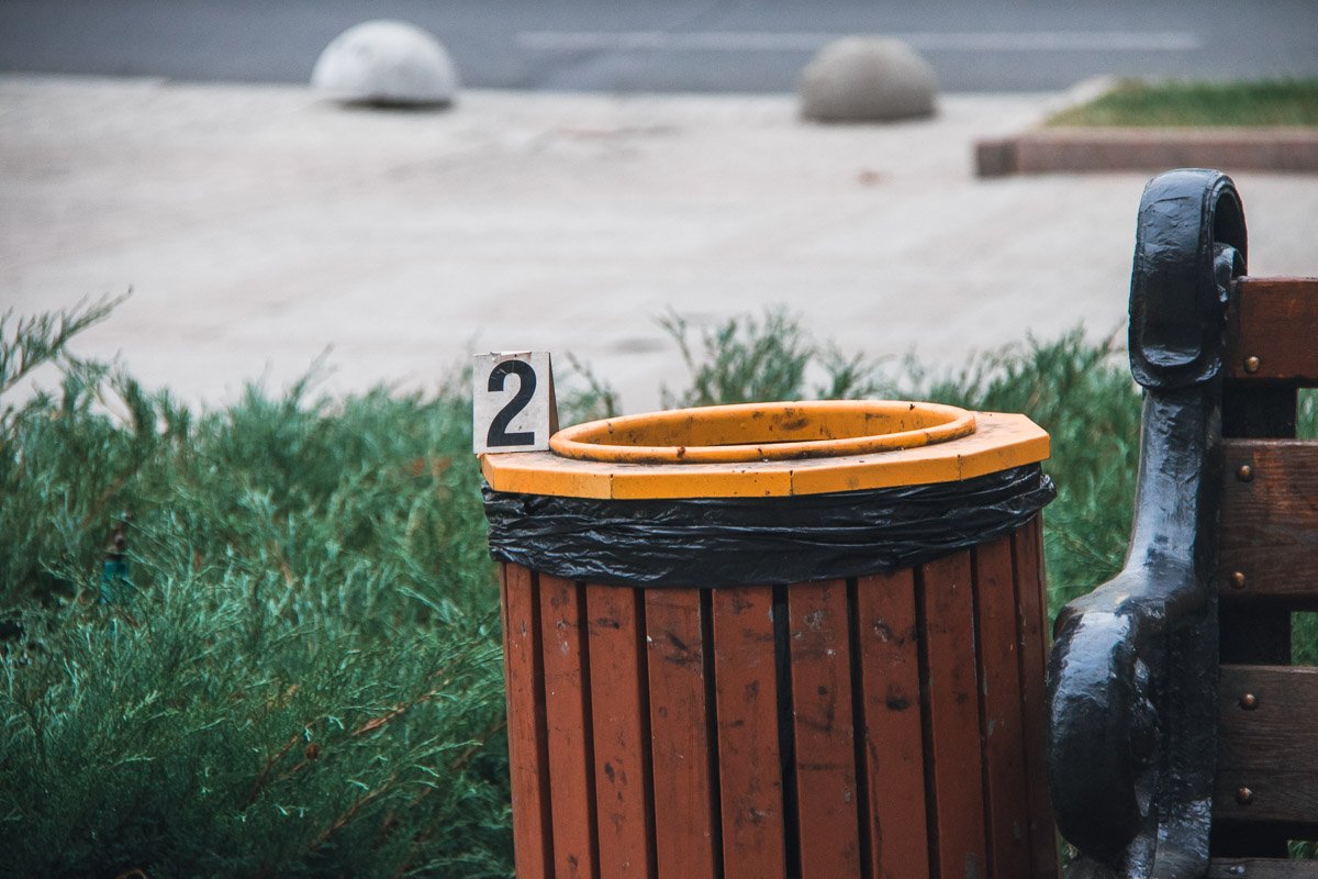 В эту урну подростки выбросили один из ножей В эту урну подростки выбросили один из ножей