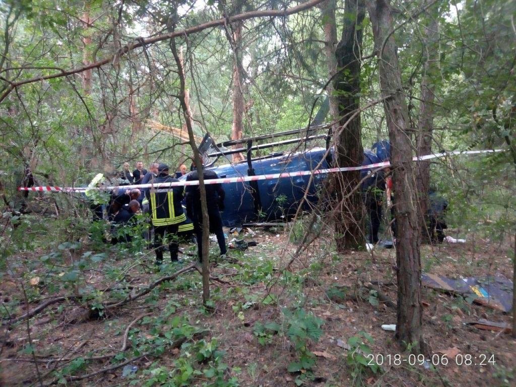 В Киеве на Трухановом острове упал вертолет