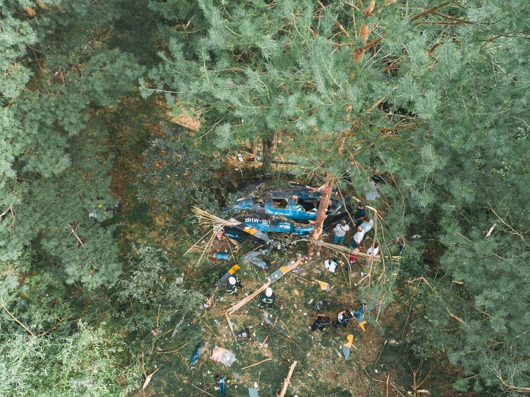 Пилоты выжили из-за того, что вертолет упал на деревья Пилоты выжили из-за того, что вертолет упал на деревья