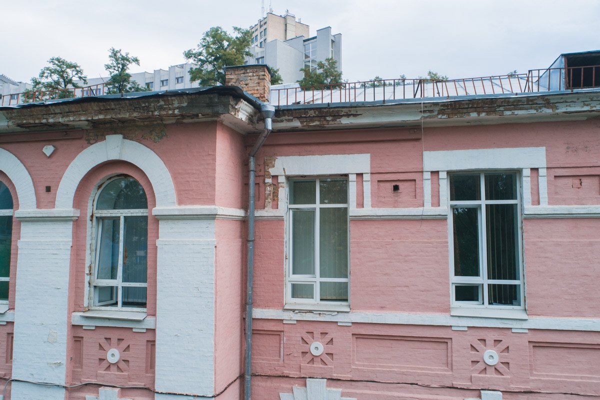 Некоторые окна уже заменили Некоторые окна уже заменили