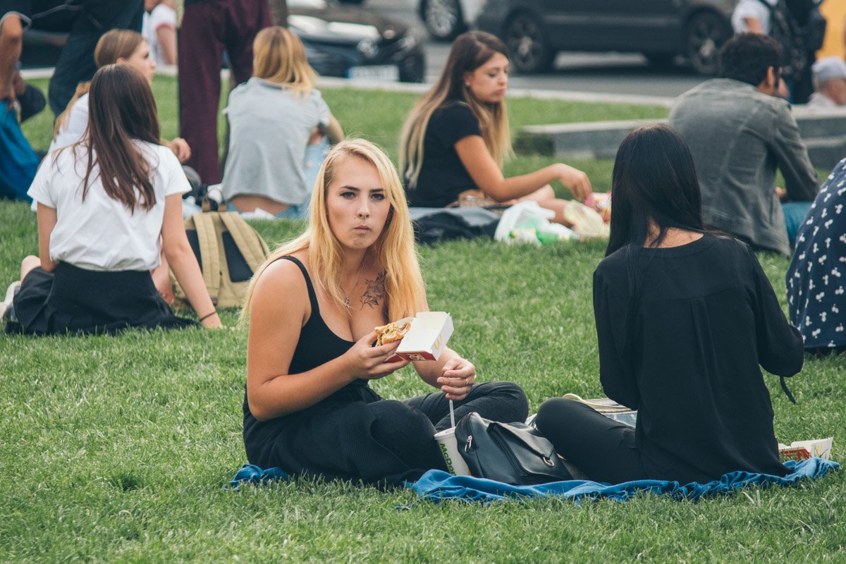 Ланч на газоне в центре города - что может быть лучше? Ланч на газоне в центре города - что может быть лучше?