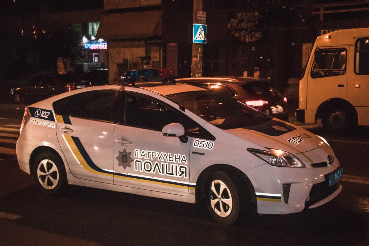 Женщина переходила проезжую часть на пешеходном переходе Женщина переходила проезжую часть на пешеходном переходе