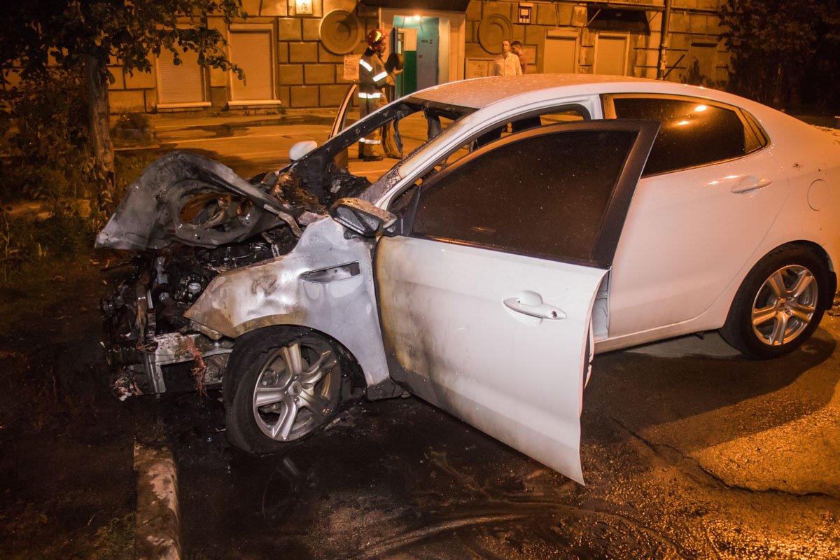 6 сентября, во дворе дома по адресу Гарматная,18 произошел пожар в припаркованном во дворе автомобиле KIA RIO 6 сентября, во дворе дома по адресу Гарматная,18 произошел пожар в припаркованном во дворе автомобиле KIA RIO