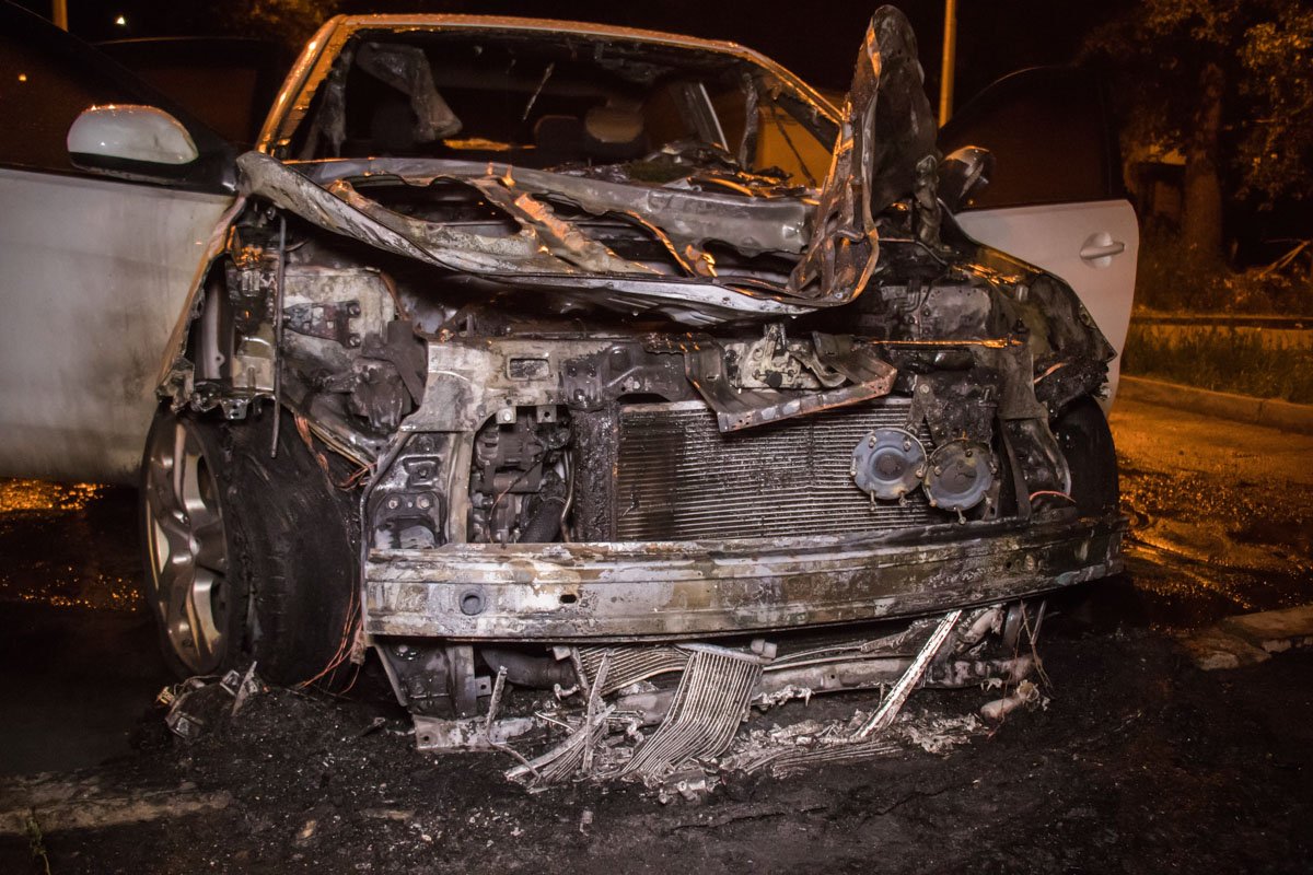 Огонь сильно повредил машину Огонь сильно повредил машину