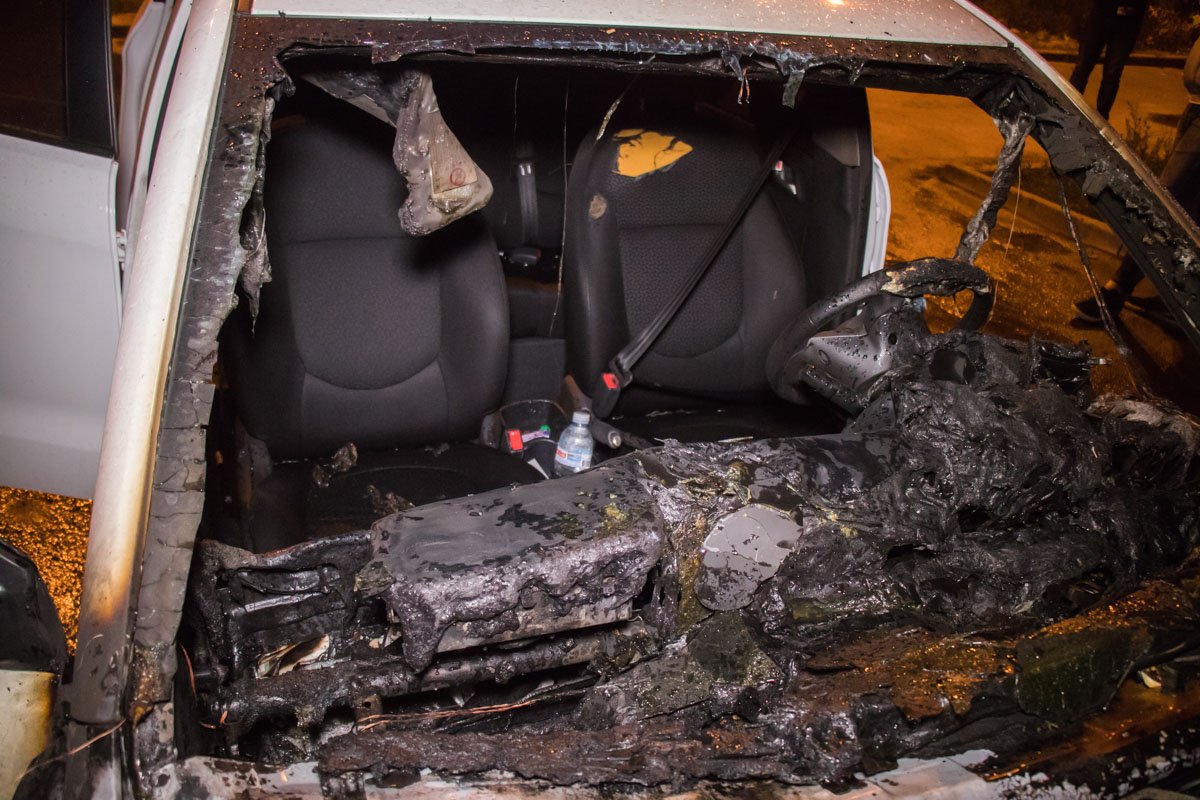 Огонь уничтожил моторный отсек машины и частично повредил салон Огонь уничтожил моторный отсек машины и частично повредил салон
