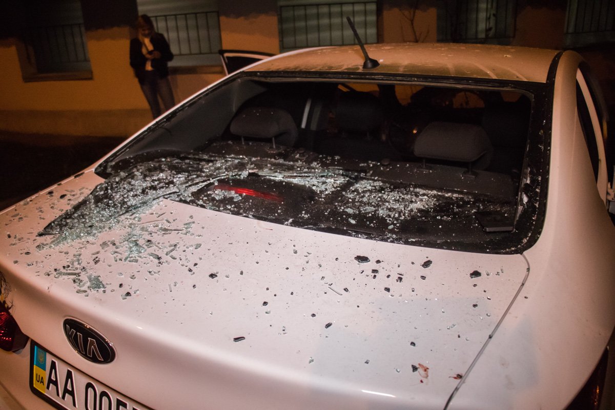 По предварительной информации, владелец KIA пытался включить сигнализацию, разбив стекло По предварительной информации, владелец KIA пытался включить сигнализацию, разбив стекло