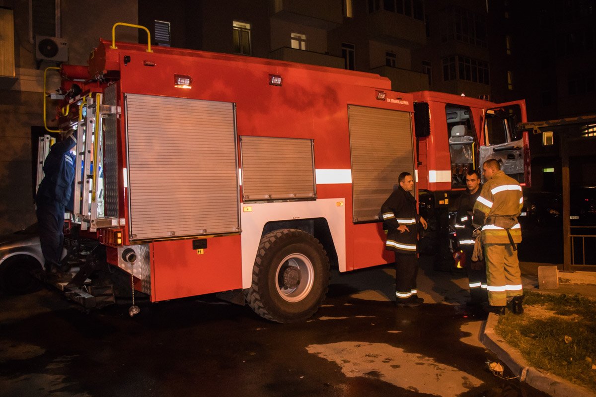 На полную ликвидацию возгорания прибывшим на место пожарным потребовалось приблизительно 10 минут На полную ликвидацию возгорания, прибывшим на место пожарным, потребовалось приблизительно 10 минут