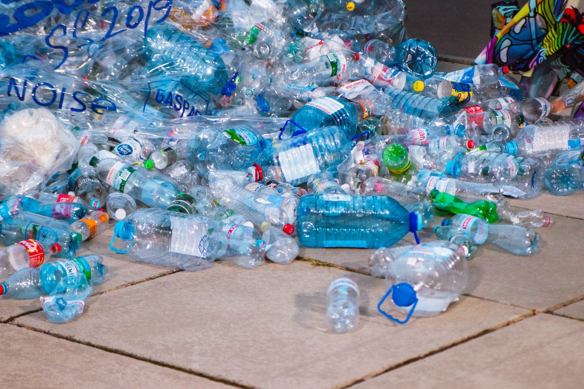 Команда преследует цель обратить внимание общественности на проблему загрязнения Планеты пластиком