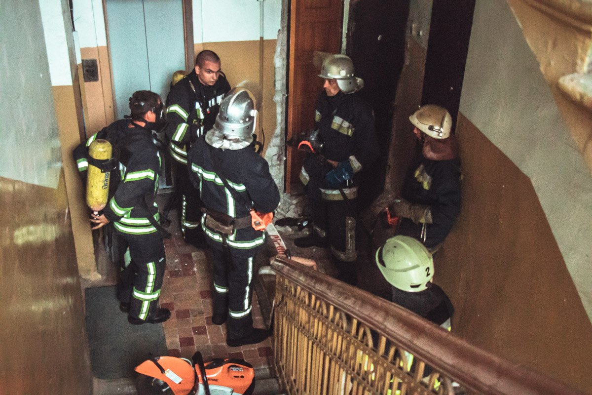 После открытия второй двери из коридора повалил едкий дым