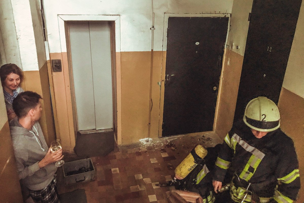 Соседи ждали открытия двери с бокалами в руках