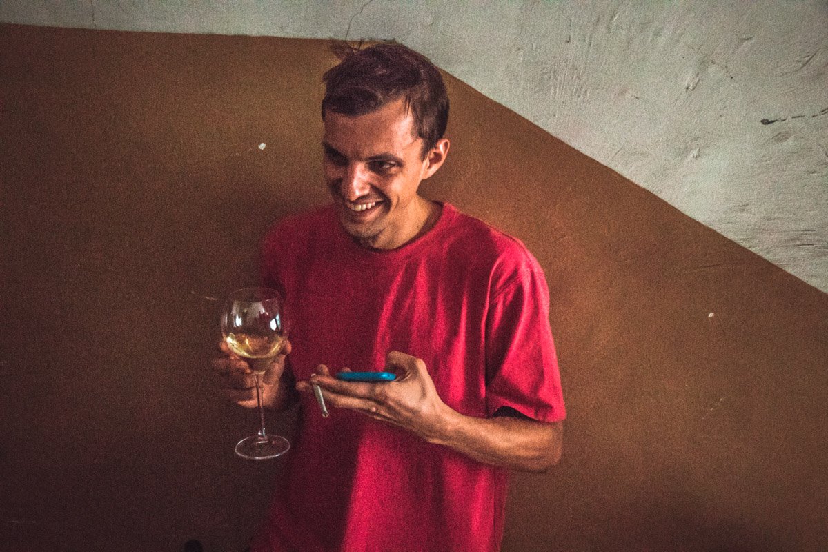 Пожар пожаром, а винишко по расписанию