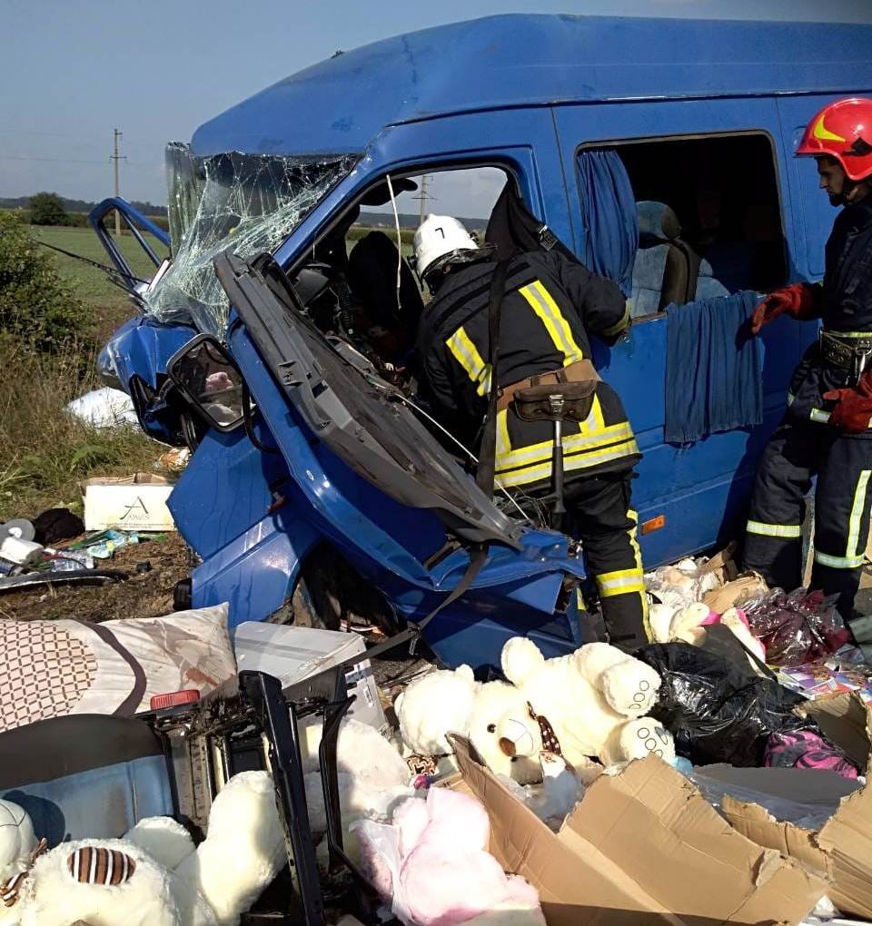 Под Ивано-Франковском в ДТП с маршруткой и легковушкой погибли двое детей, еще 9 человек получили травмы Под Ивано-Франковском в ДТП с маршруткой и легковушкой погибли двое детей, еще 9 человек получили травмы