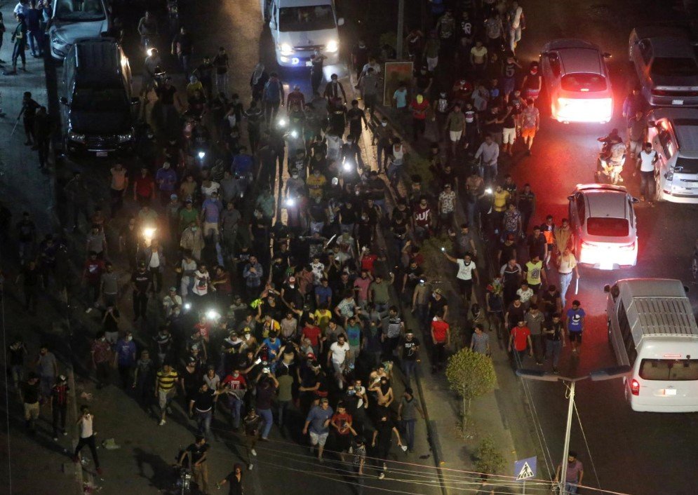 В городе Басра в Ираке в ходе протестов завязалась потасовка: пострадали жители города и полицейские В городе Басра в Ираке в ходе протестов завязалась потасовка: пострадали жители города и полицейские