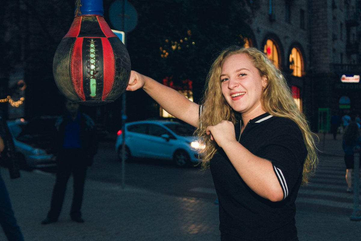 Девушка, которая может за себя постоять - на вес золота Девушка, которая может за себя постоять - на вес золота