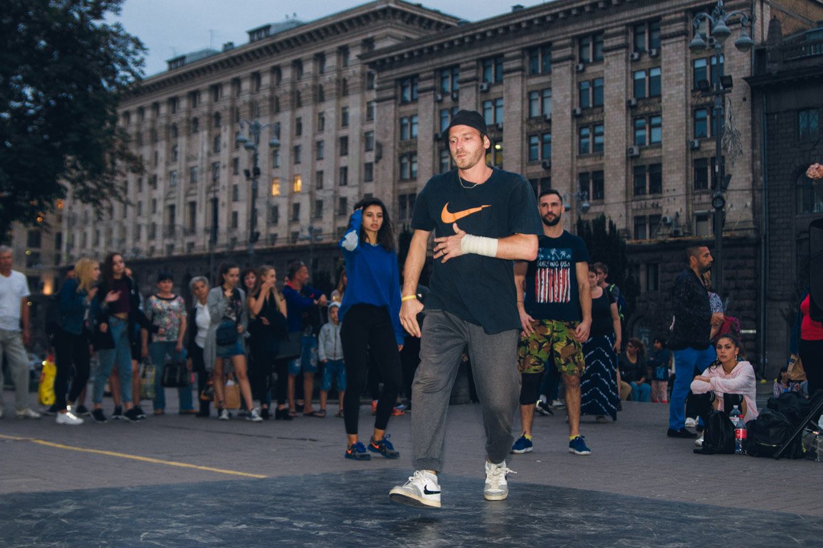 На Крещатике как всегда танцы На Крещатике как всегда танцы