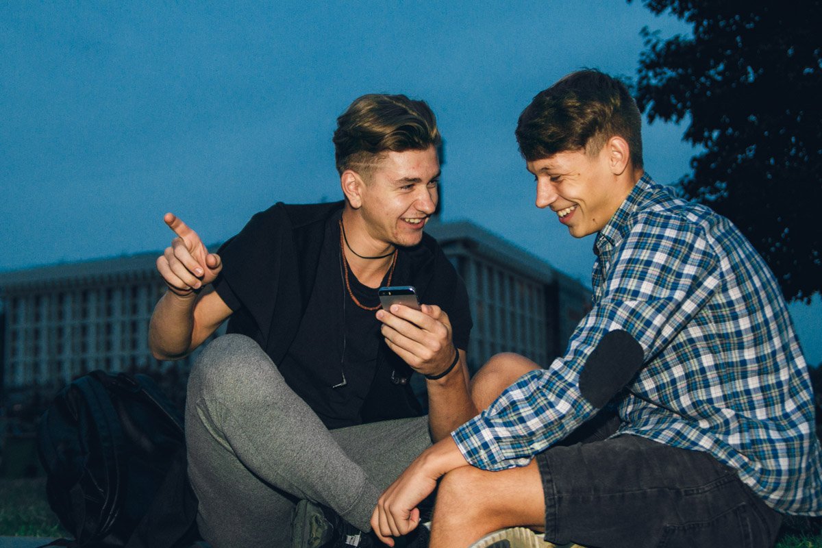 Обсуждают красивых девчонок на своем потоке Обсуждают красивых девчонок на своем потоке