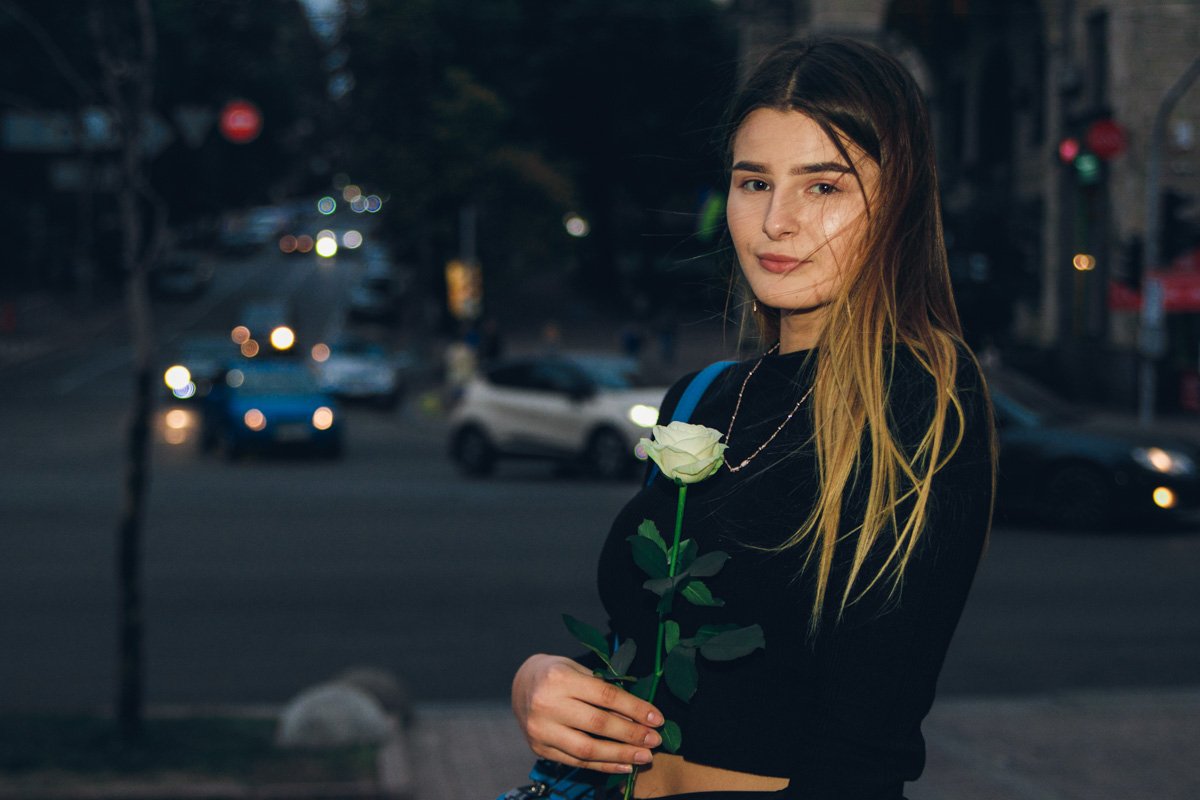 Такая же нежная, как цветок в ее руках Такая же нежная, как цветок в ее руках