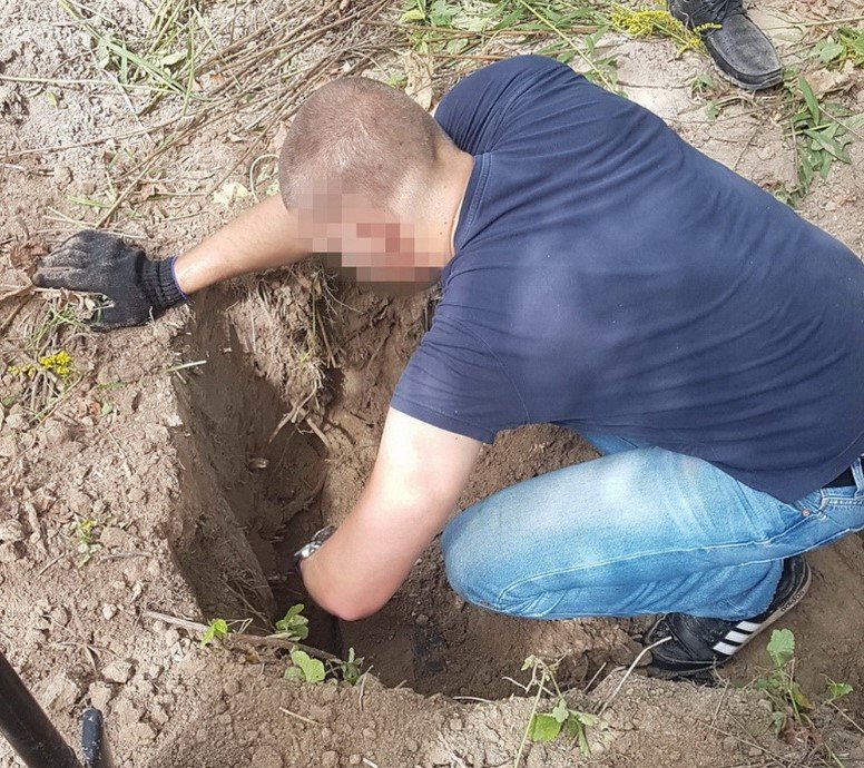 В Киеве правоохранители нашли тайник с оружием и боеприпасами В Киеве правоохранители нашли тайник с оружием и боеприпасами