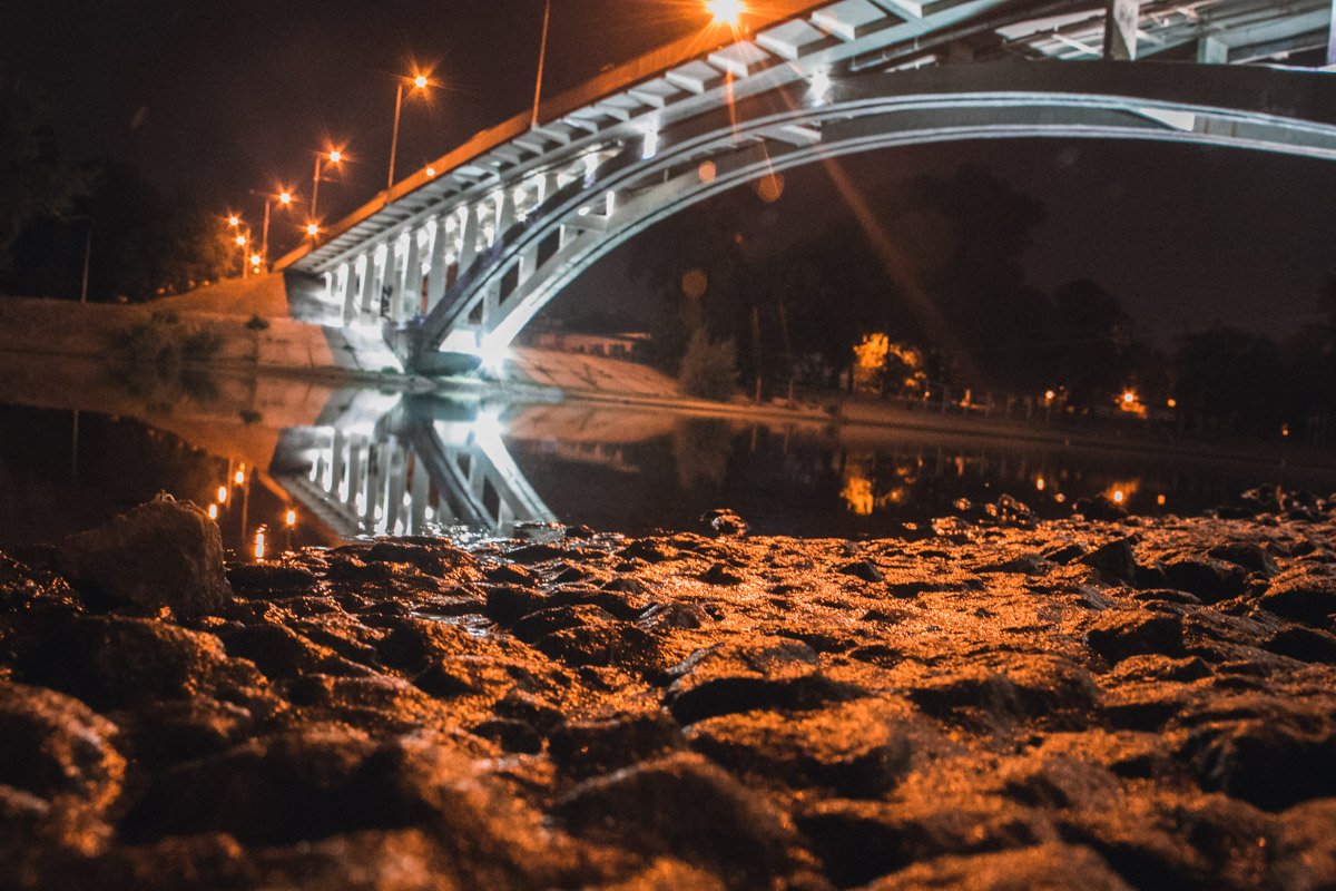 Парень больше 2 часов находится в воде. На место происшествия отправили водолазов аварийно-спасательного отряда