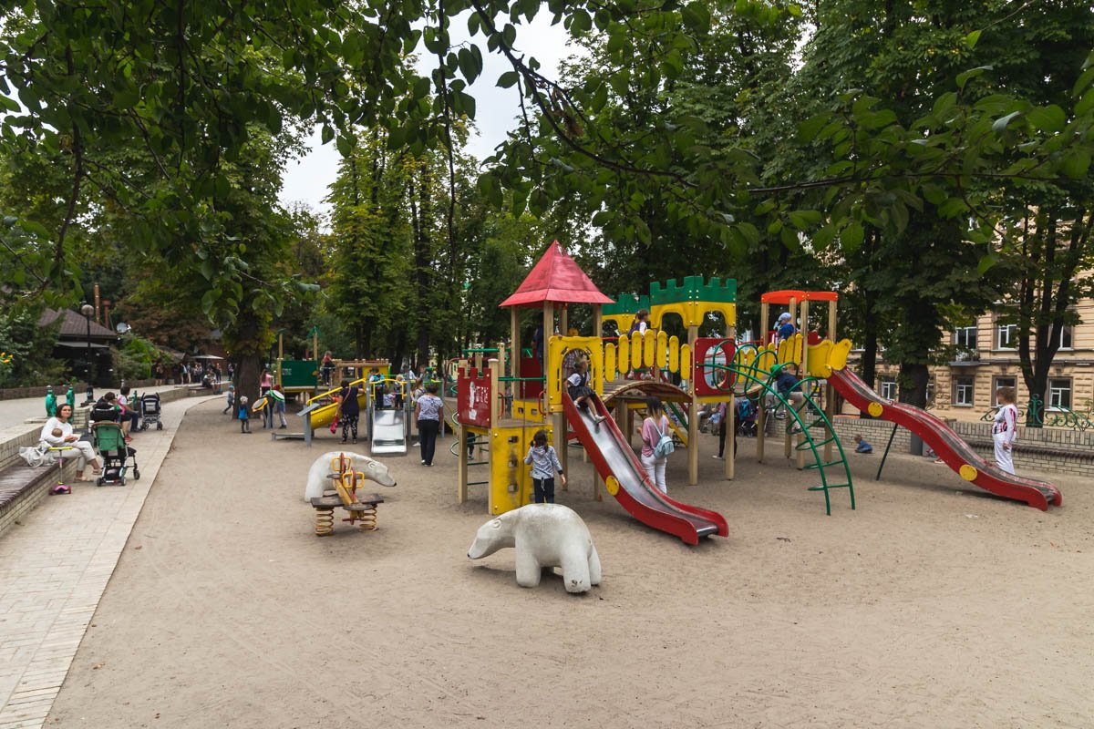 Также на территории парка есть отличная детская площадка